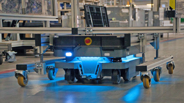 files/dateien/images/Produkte/Mobile%20Industrial%20Robots/mir600-fahrend-beladen.jpg